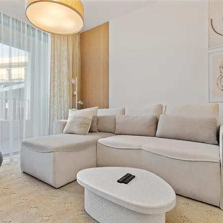 Lam Ivory Ac - Balcony *