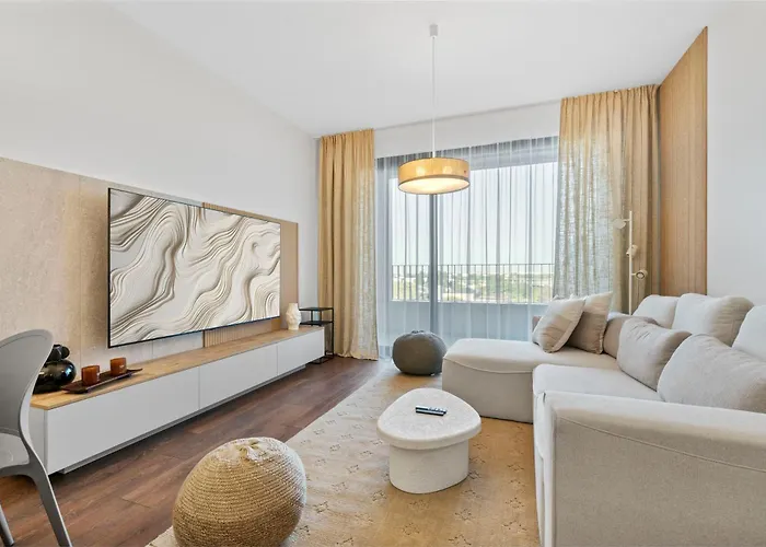 Lam Ivory Ac - Balcony *