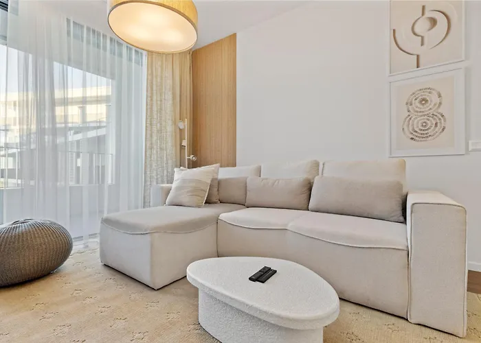 Lam Ivory Ac - Balcony *